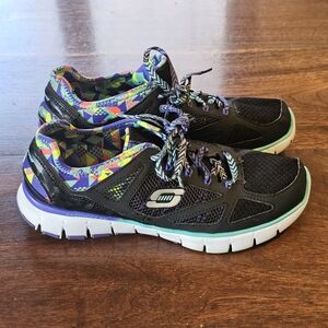 Skechers Women's Relaxed Fit Skech-Flex low-top athletic shoes Absract Patern